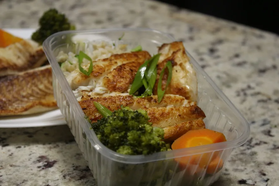 Recipientes con verduras, cereales y proteínas preparados para la semana