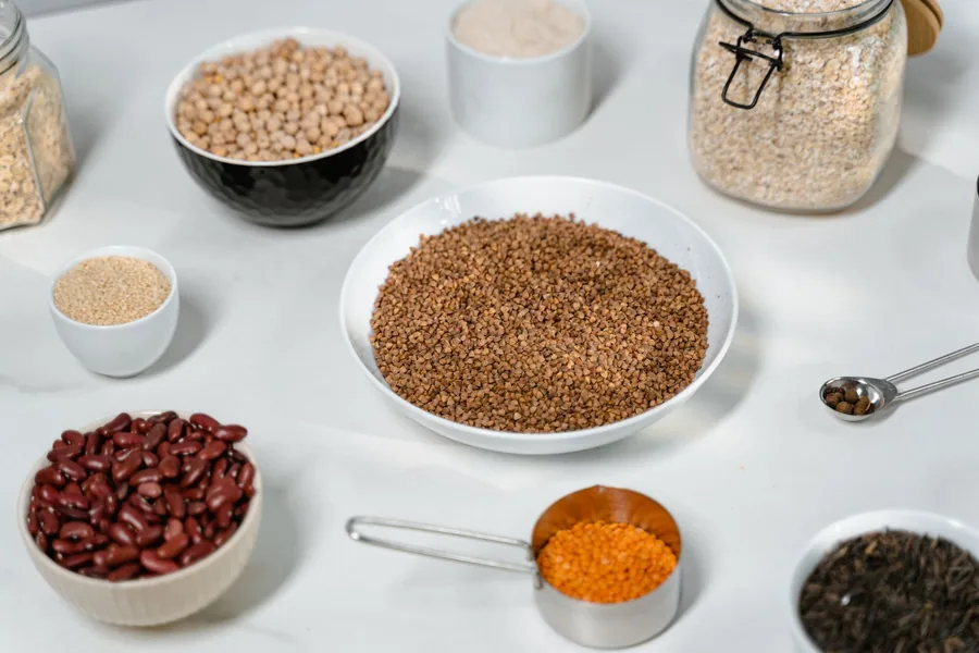 Lista de compra junto a alimentos saludables
