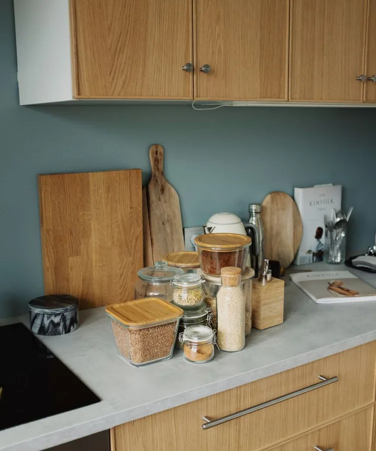 Cocina doméstica pequeña preparada para cocinar por lotes