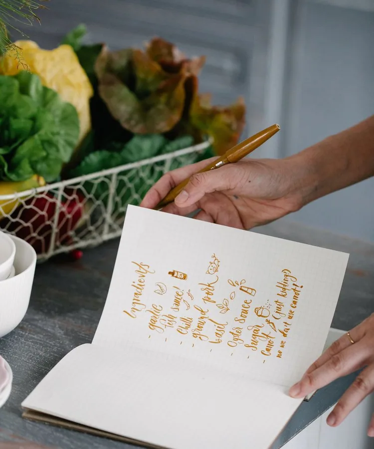 Cuaderno con planificación de recetas y lista de compra