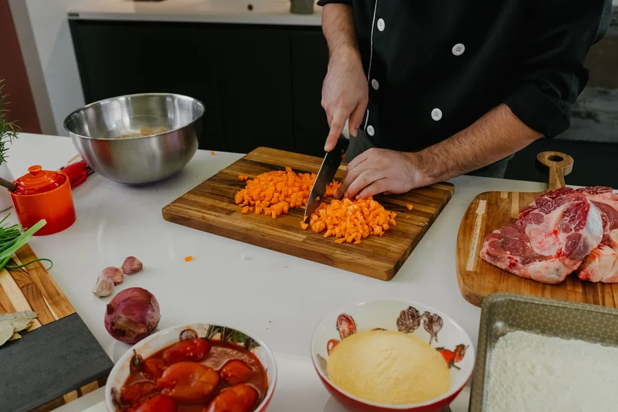 Equipo preparando una mesa de trabajo culinaria
