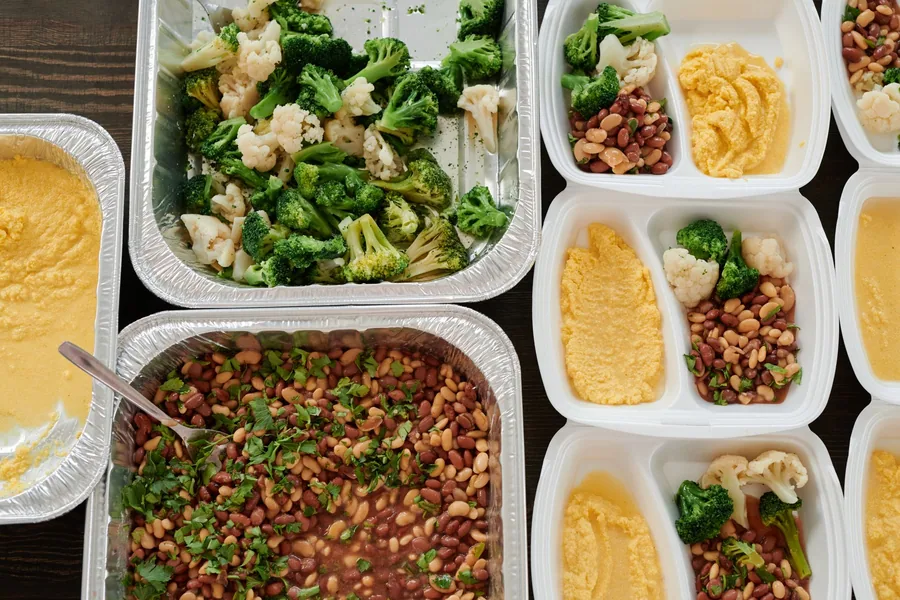 Distintas preparaciones saludables organizadas para la semana